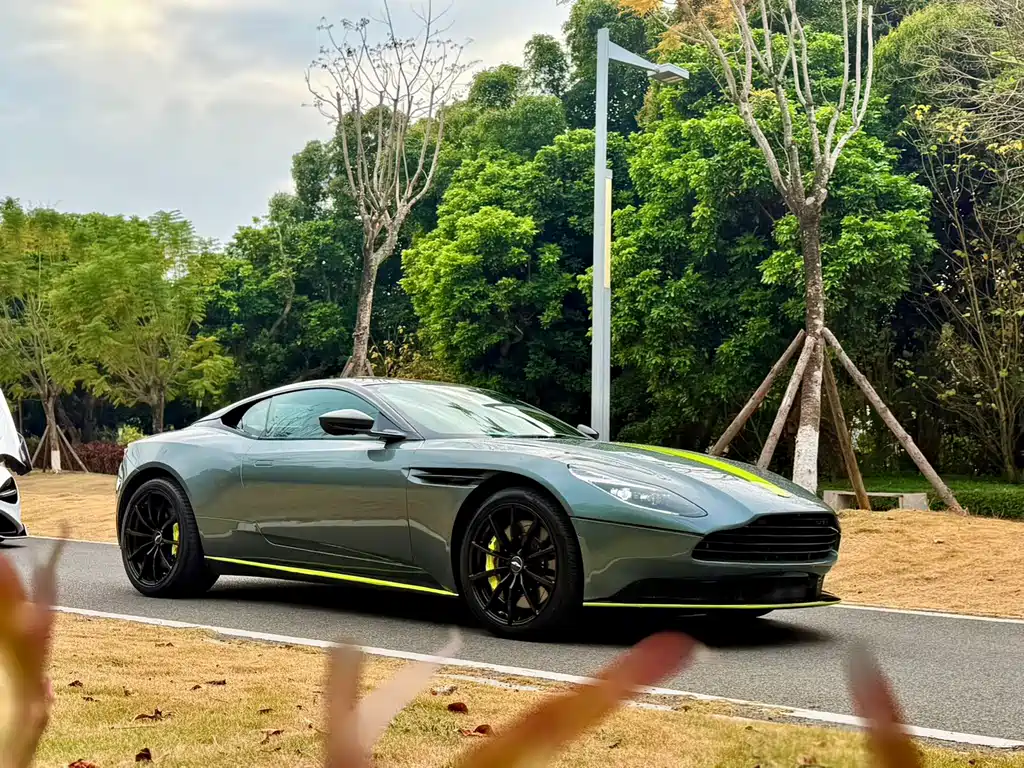 Aston Martin DB11 — фото 14