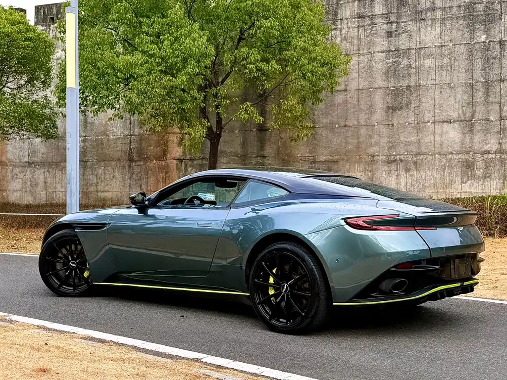 Aston Martin DB11 — фото 17