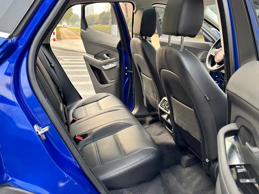 Jaguar E-PACE — фото 11