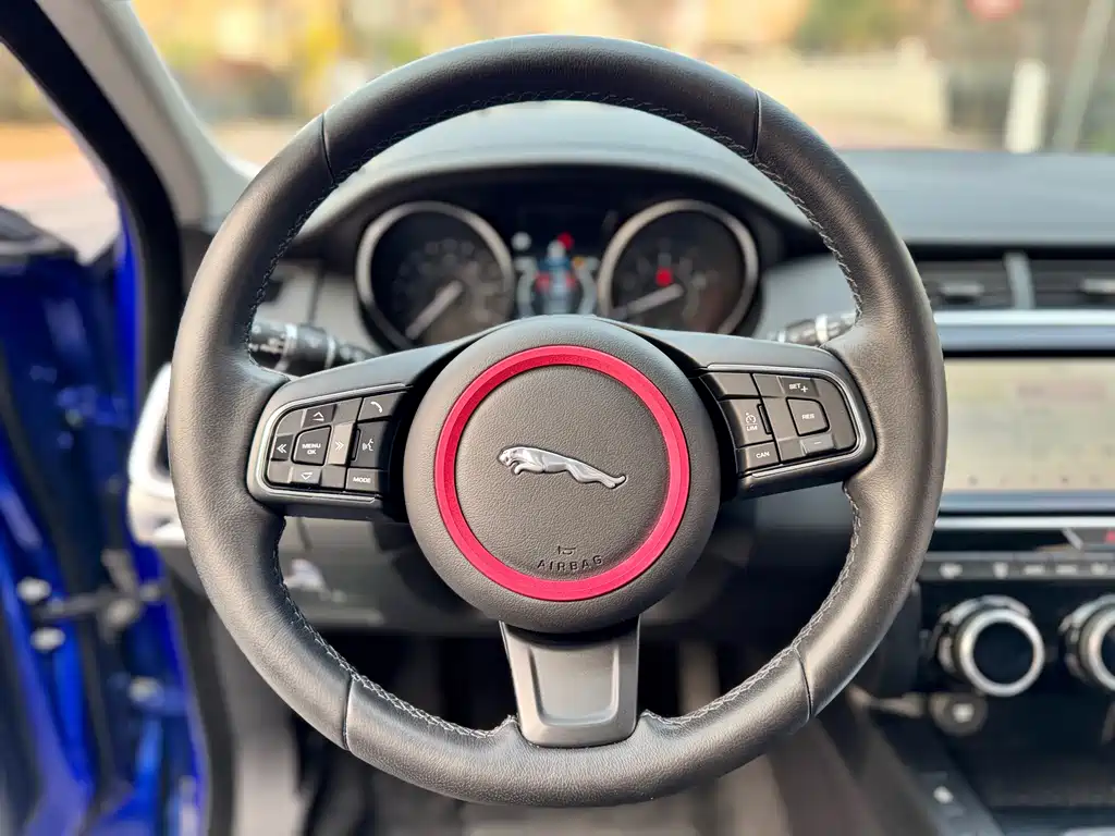 Jaguar E-PACE — фото 13