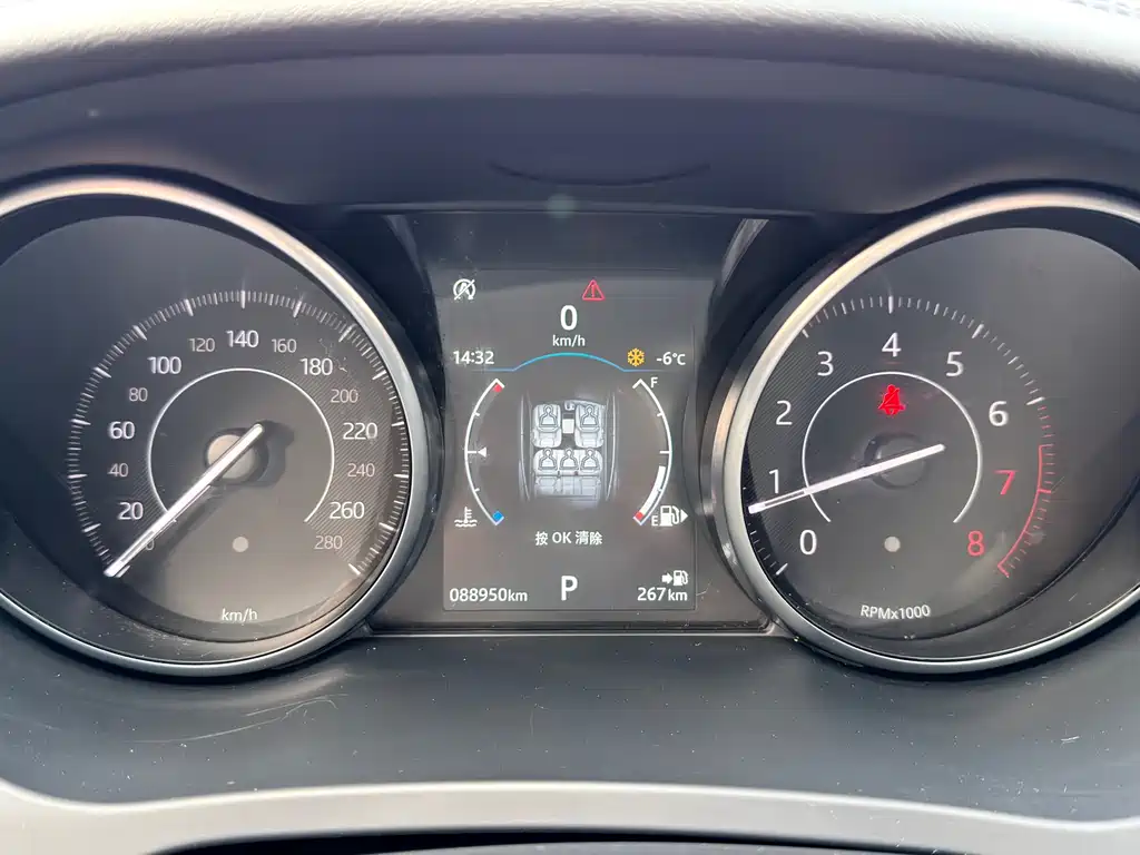 Jaguar E-PACE — фото 14