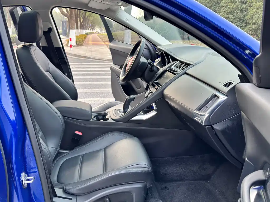 Jaguar E-PACE — фото 10
