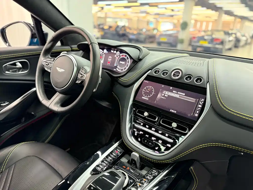 Aston Martin DBX — фото 17