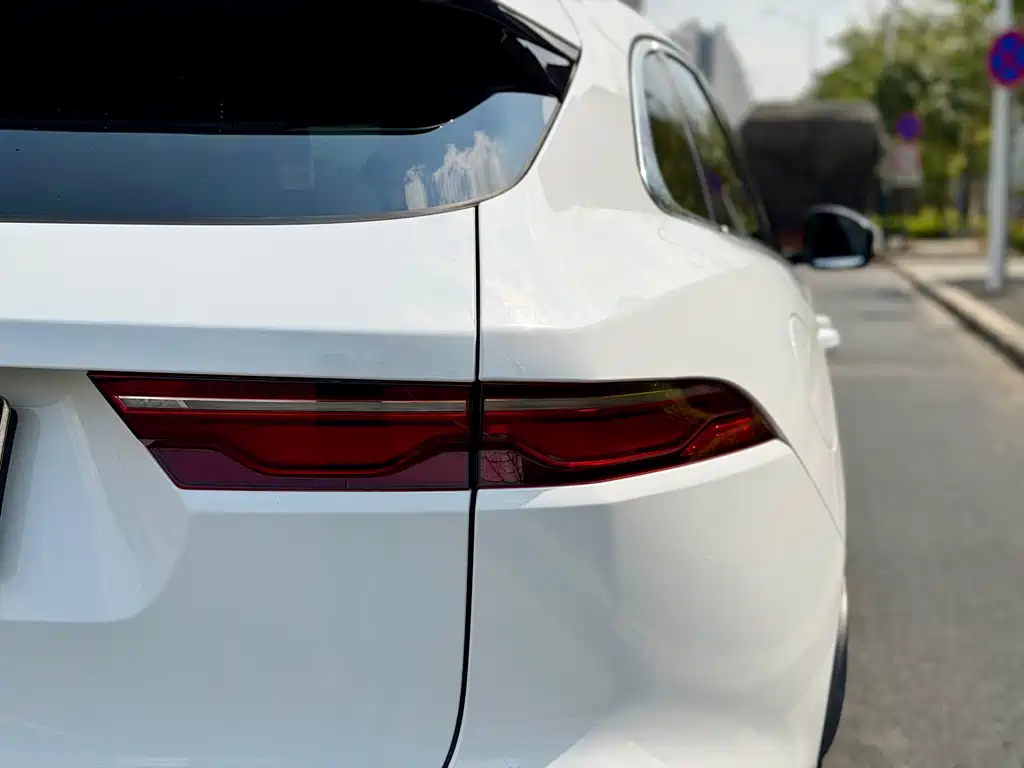 Jaguar F-PACE — фото 11
