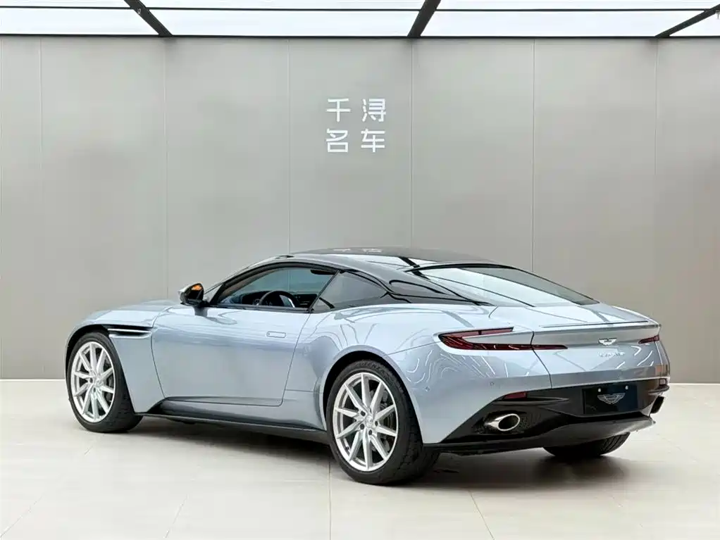 Aston Martin DB11 — фото 13