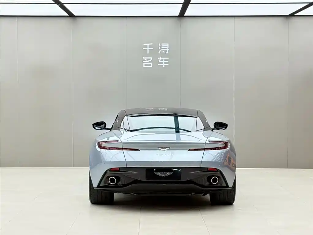 Aston Martin DB11 — фото 14