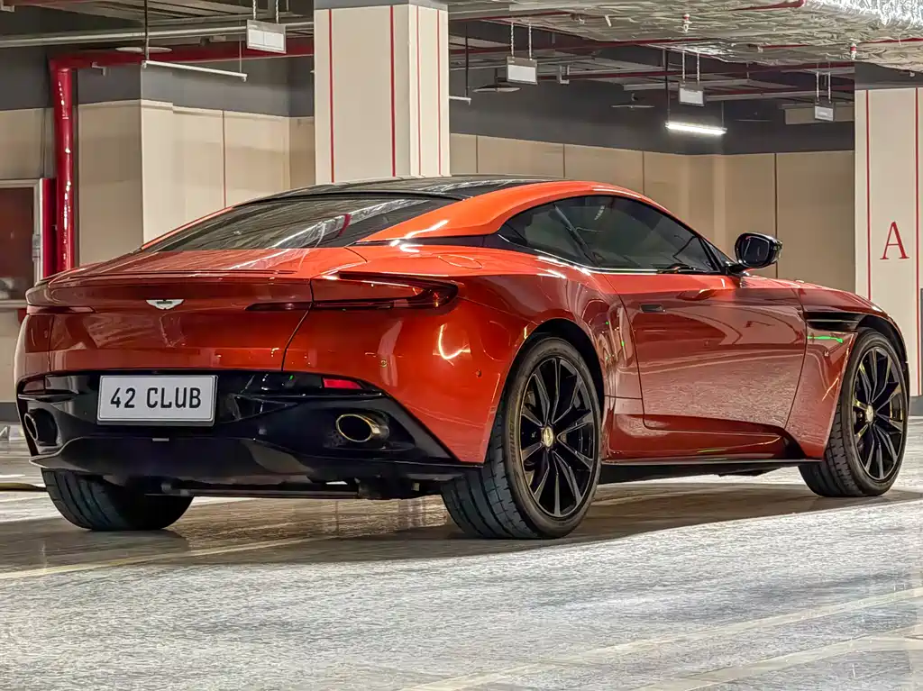 Aston Martin DB11 — фото 9