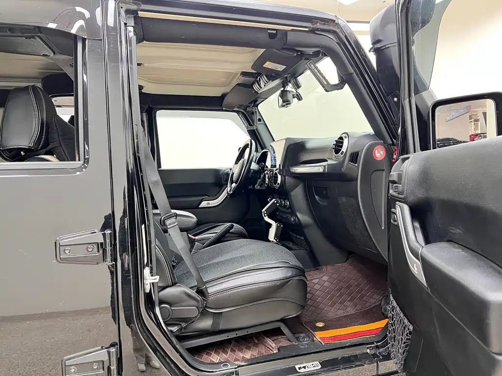 Jeep Wrangler — фото 29