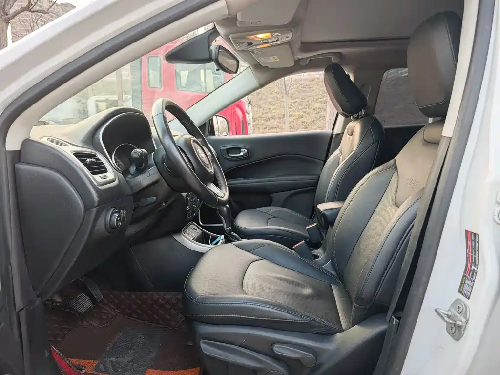 Jeep Compass — фото 4