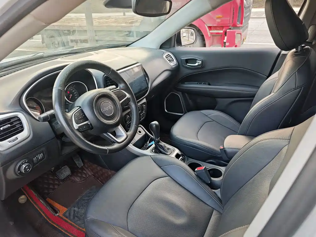Jeep Compass — фото 6