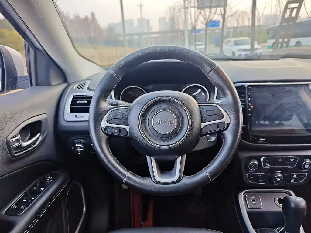 Jeep Compass — фото 8