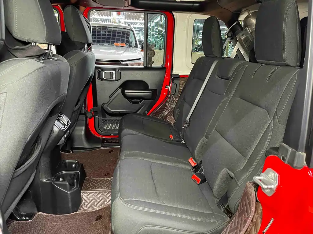 Jeep Wrangler — фото 7