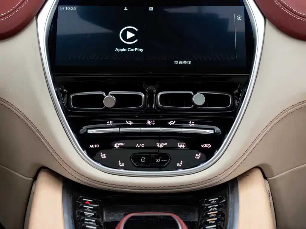 Aston Martin DBX — фото 11