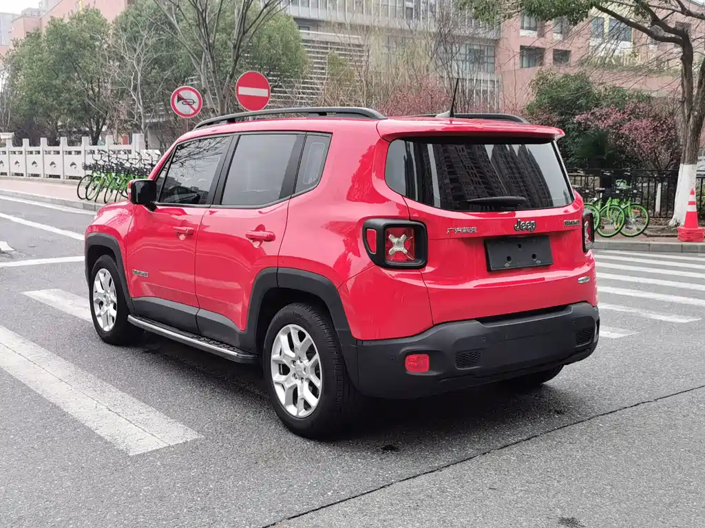 Jeep Renegade — фото 5