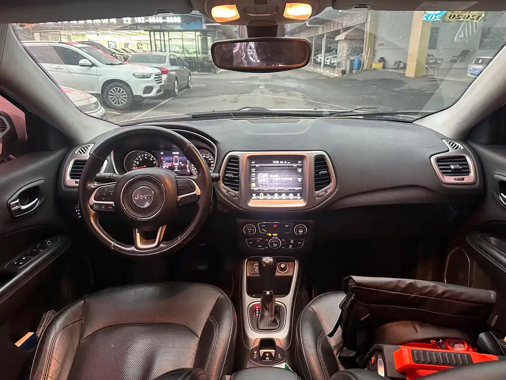 Jeep Compass — фото 8