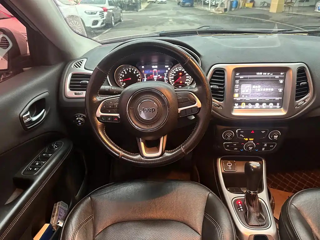 Jeep Compass — фото 9