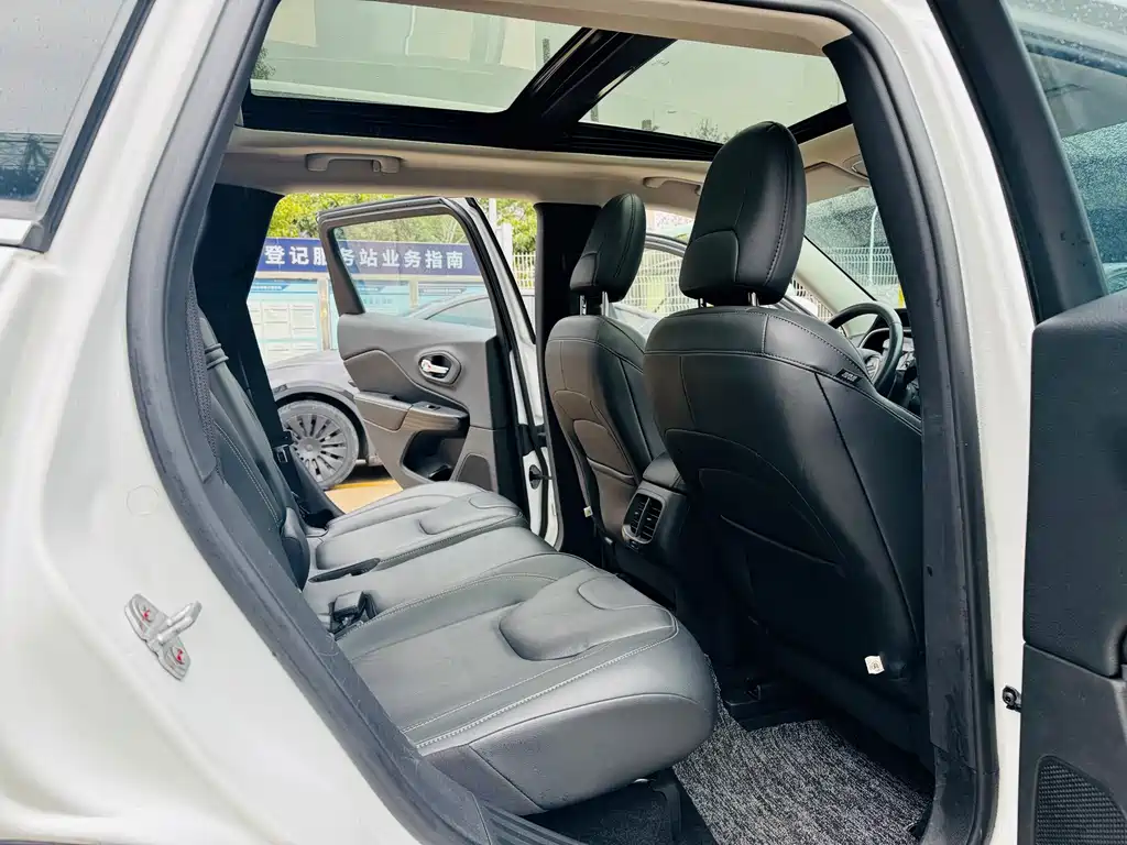 Jeep Cherokee — фото 7
