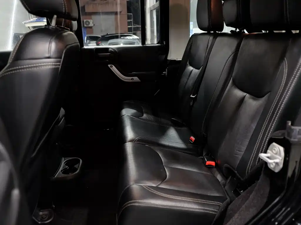 Jeep Wrangler — фото 8