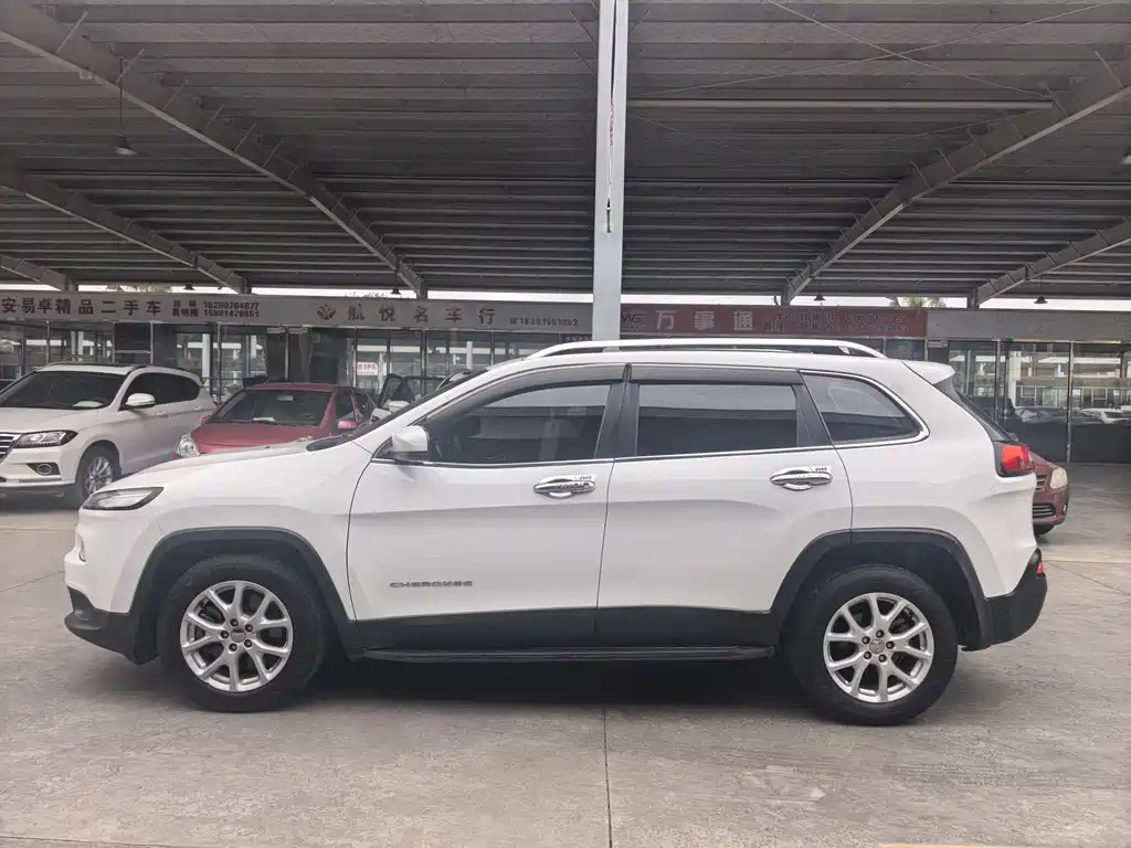 Jeep Cherokee — фото 4