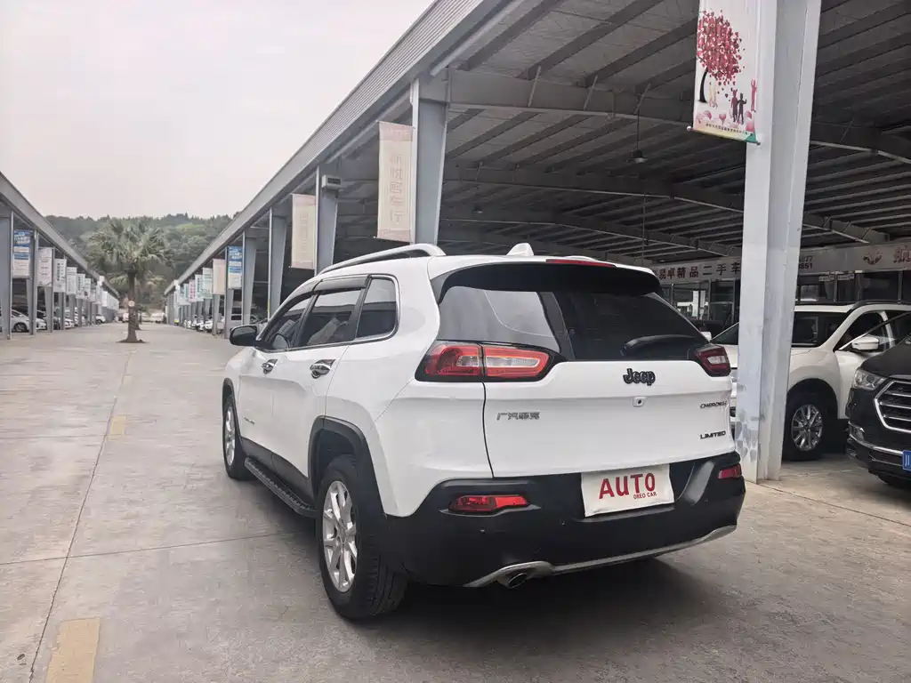 Jeep Cherokee — фото 5