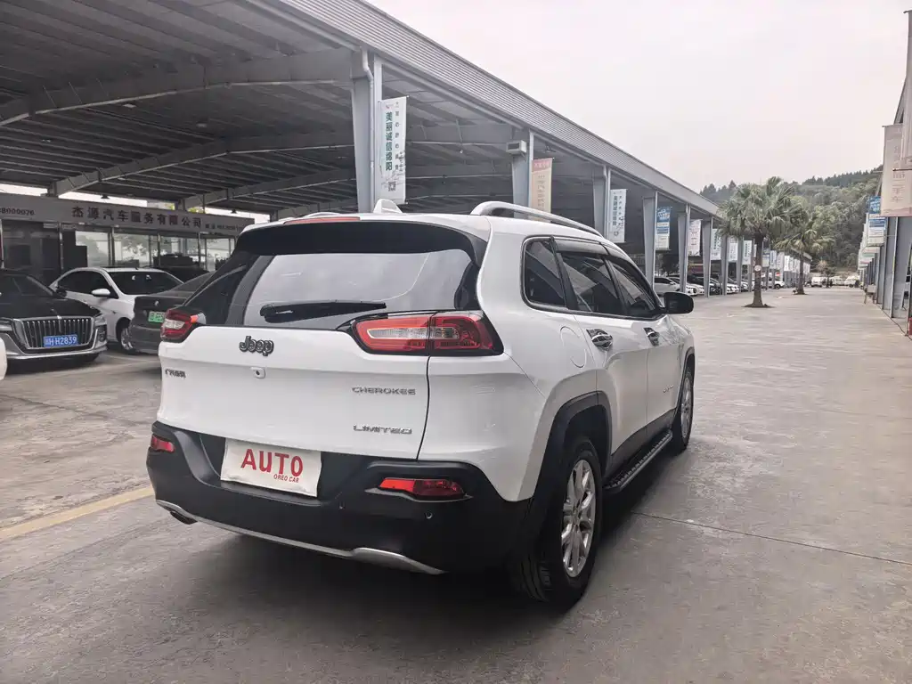Jeep Cherokee — фото 7