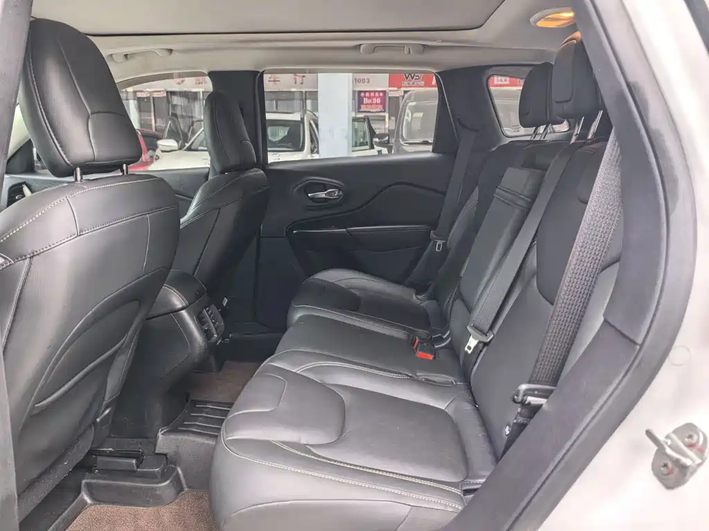 Jeep Cherokee — фото 9