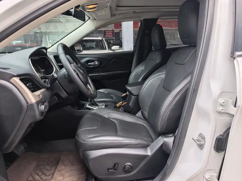 Jeep Cherokee — фото 10