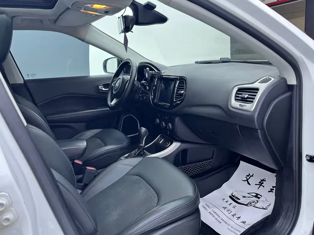 Jeep Compass — фото 7
