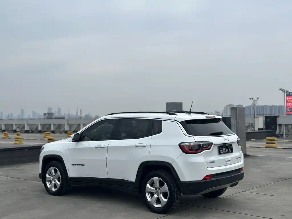 Jeep Compass — фото 6