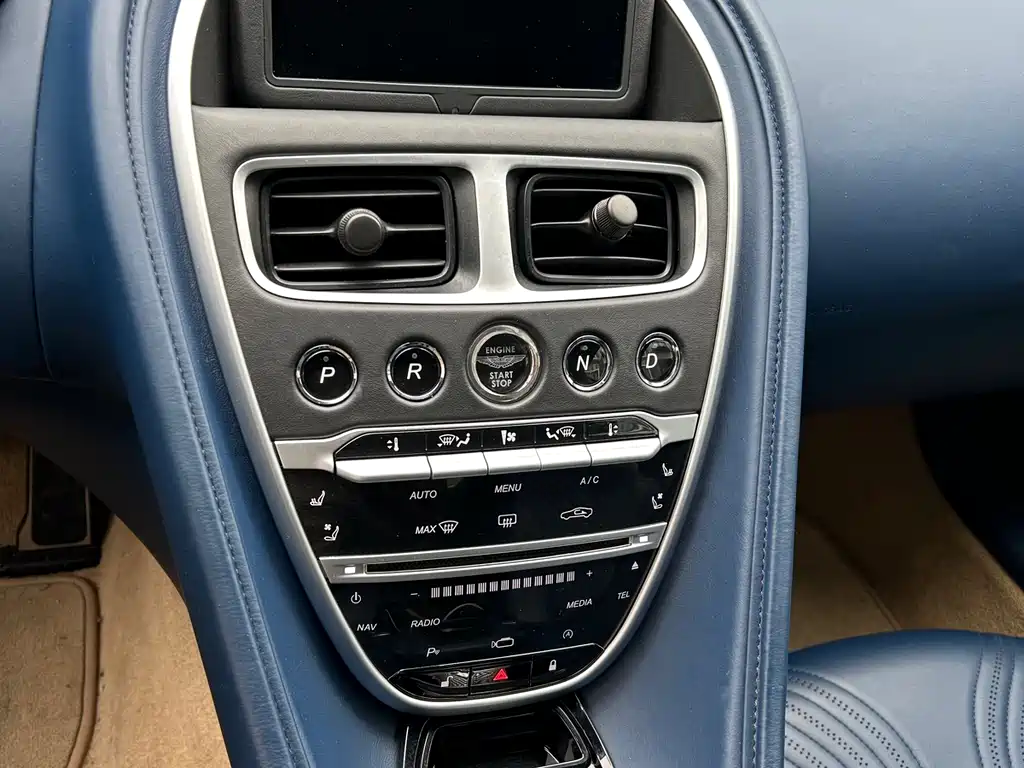 Aston Martin DB11 — фото 5