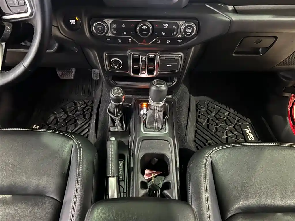 Jeep Wrangler — фото 10