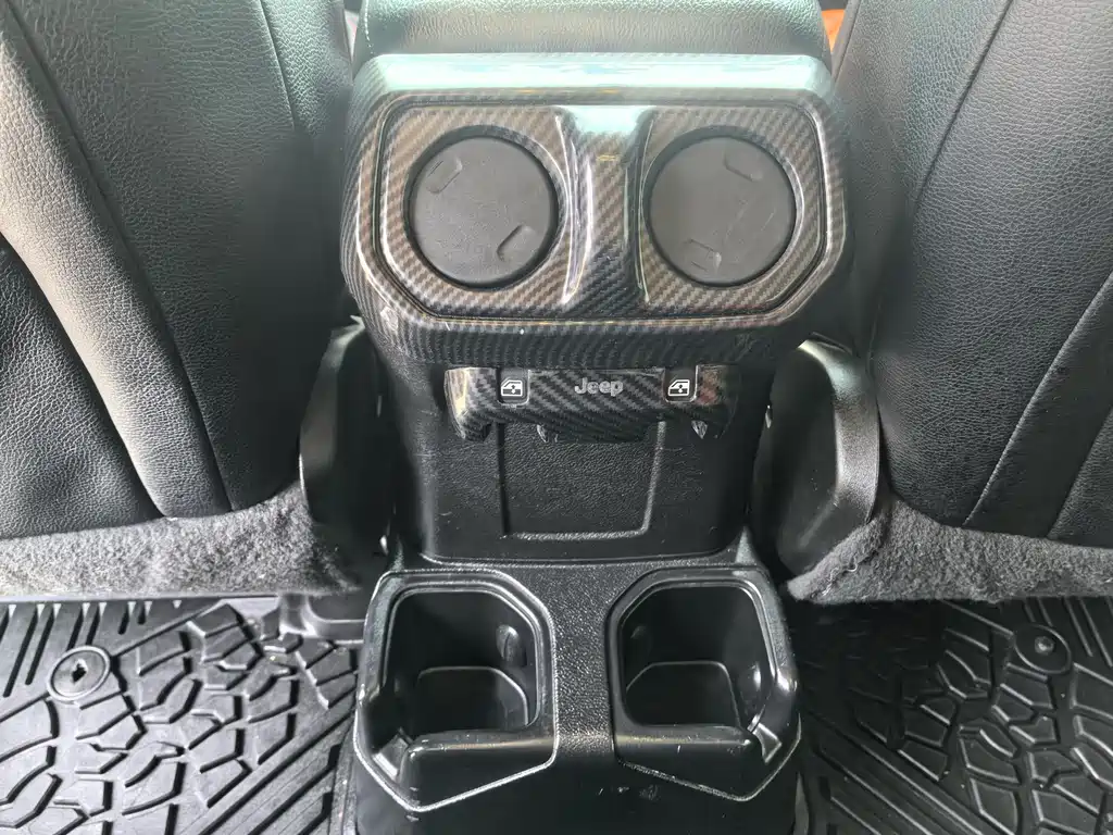 Jeep Wrangler — фото 9