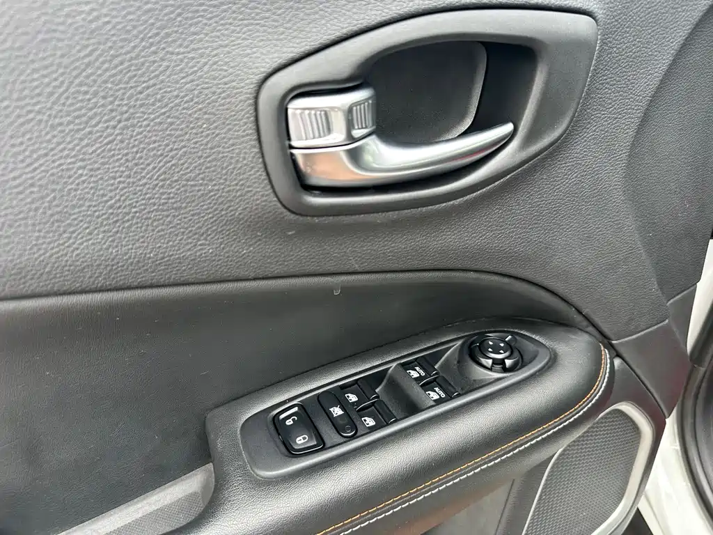 Jeep Compass — фото 9