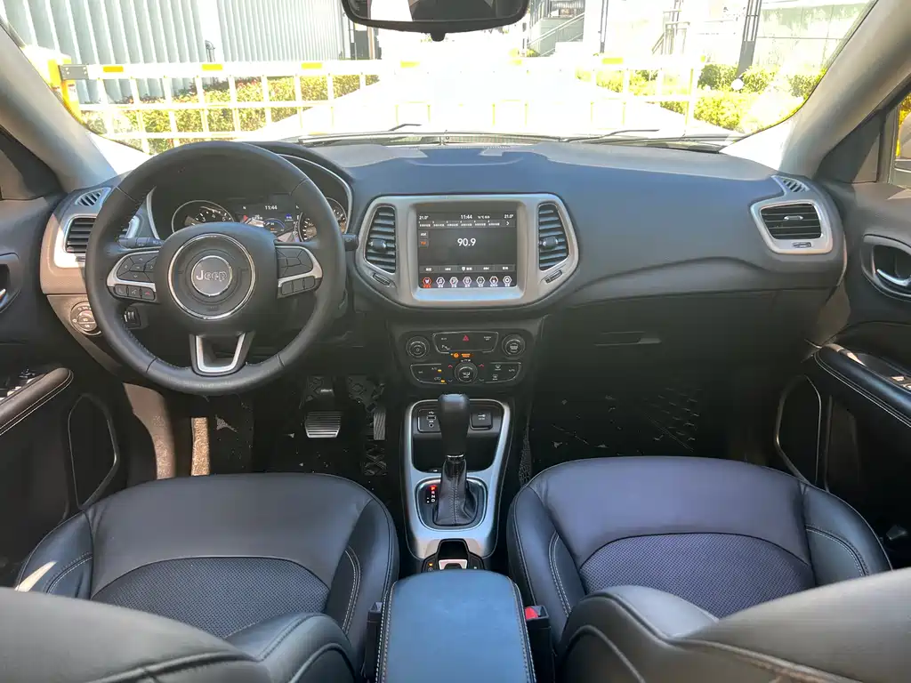 Jeep Compass — фото 8