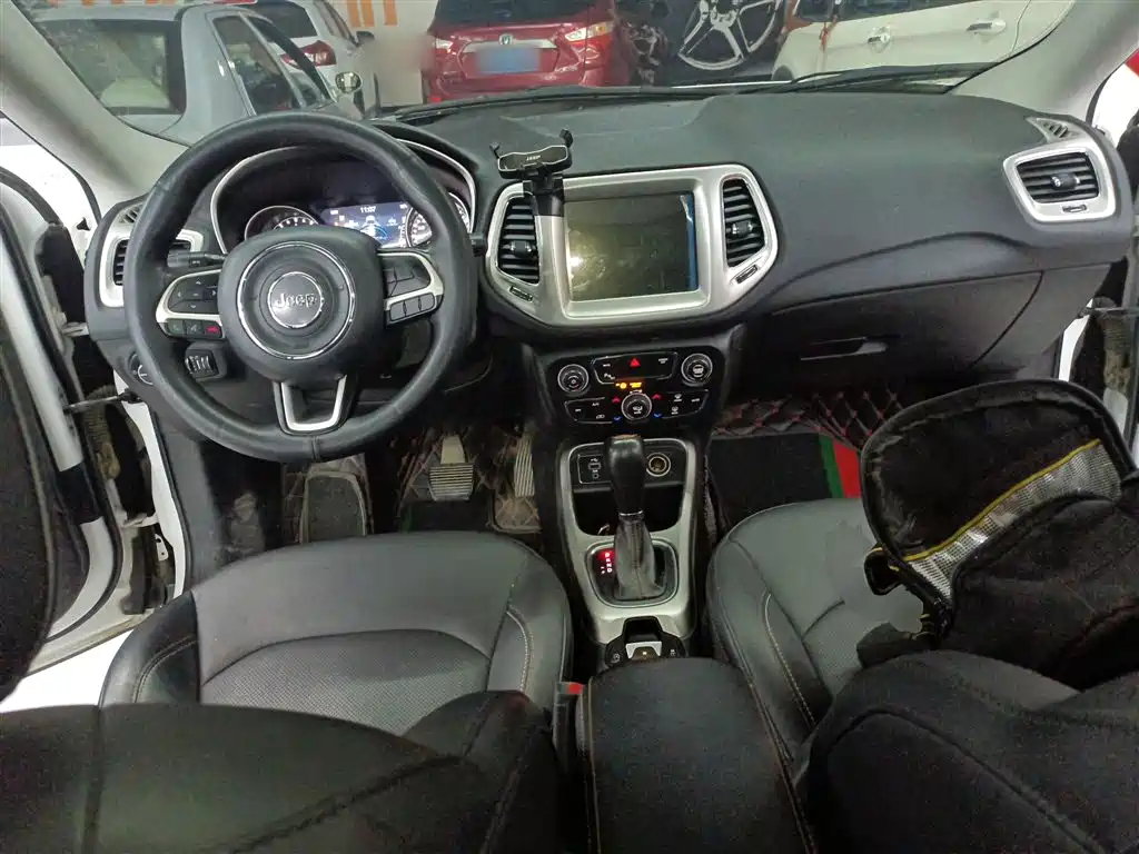 Jeep Compass — фото 10