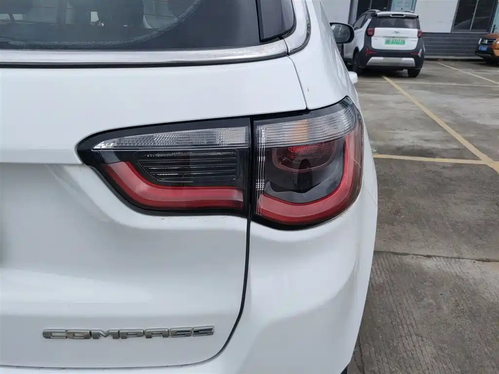 Jeep Compass — фото 8