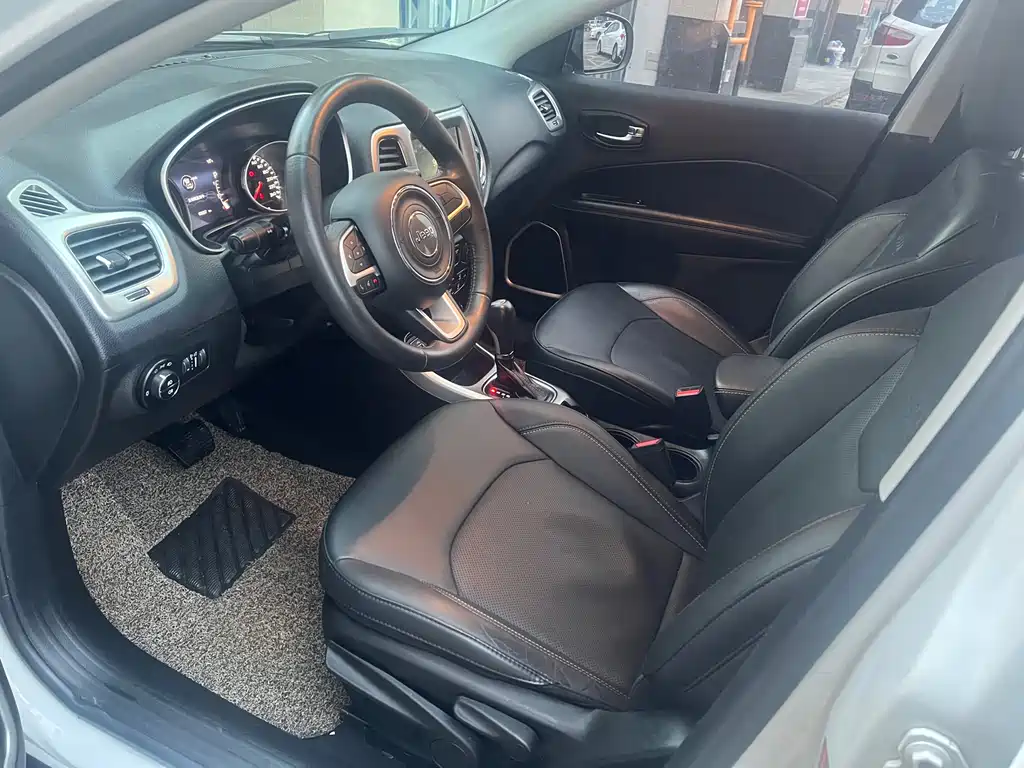 Jeep Compass — фото 6