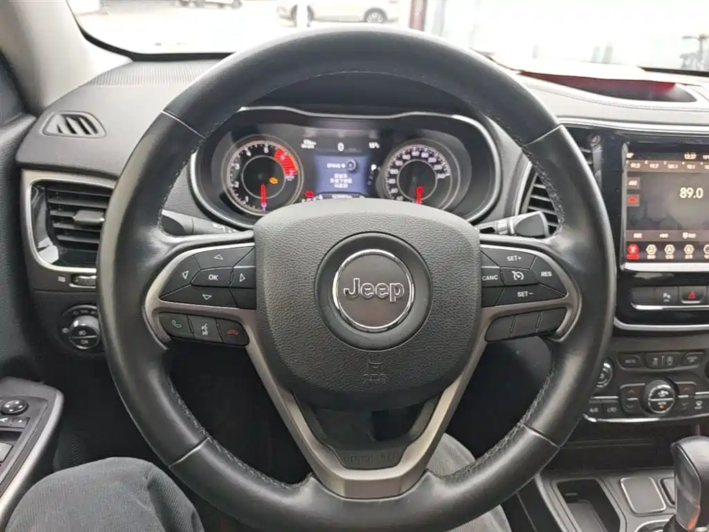 Jeep Cherokee — фото 11
