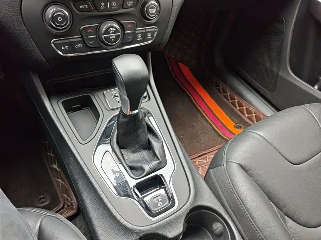 Jeep Cherokee — фото 14
