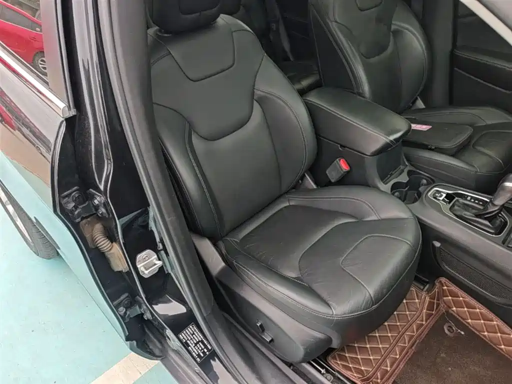 Jeep Cherokee — фото 25