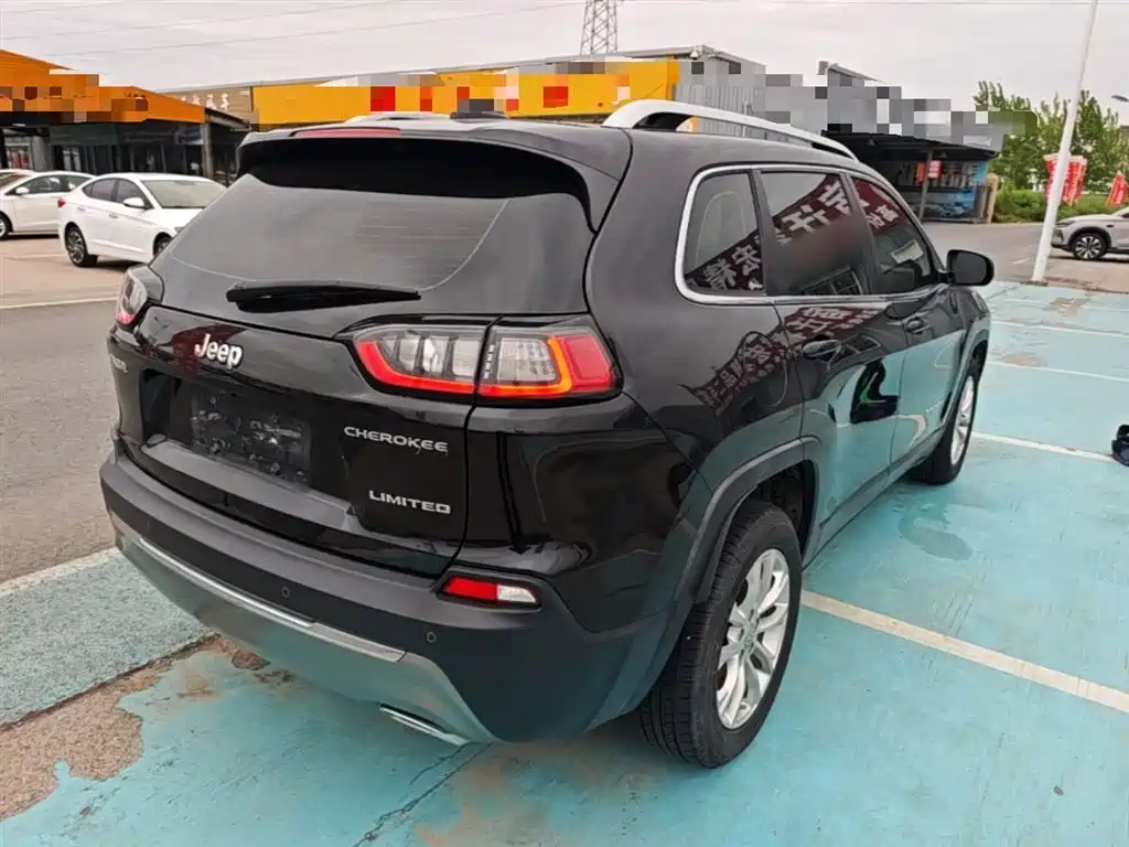 Jeep Cherokee — фото 7