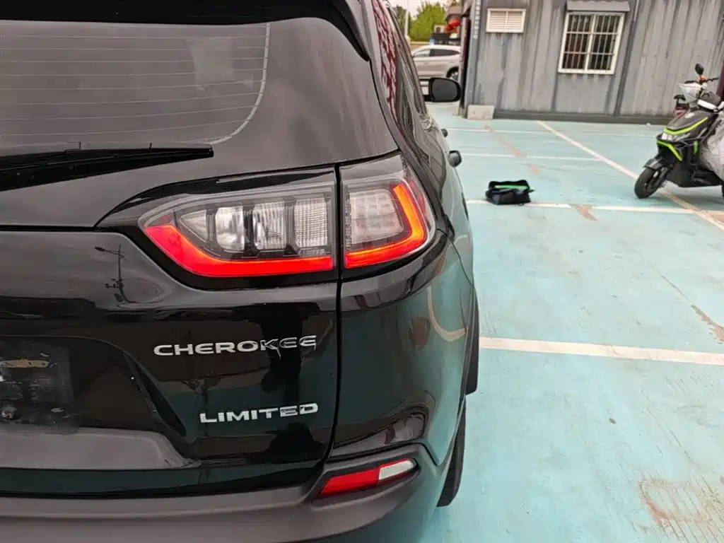 Jeep Cherokee — фото 8