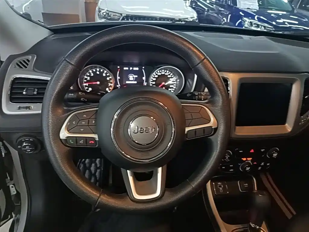 Jeep Compass — фото 11