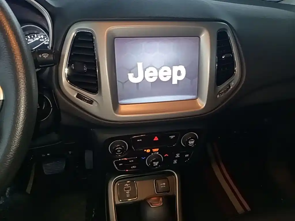 Jeep Compass — фото 13