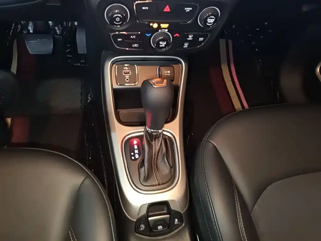 Jeep Compass — фото 14