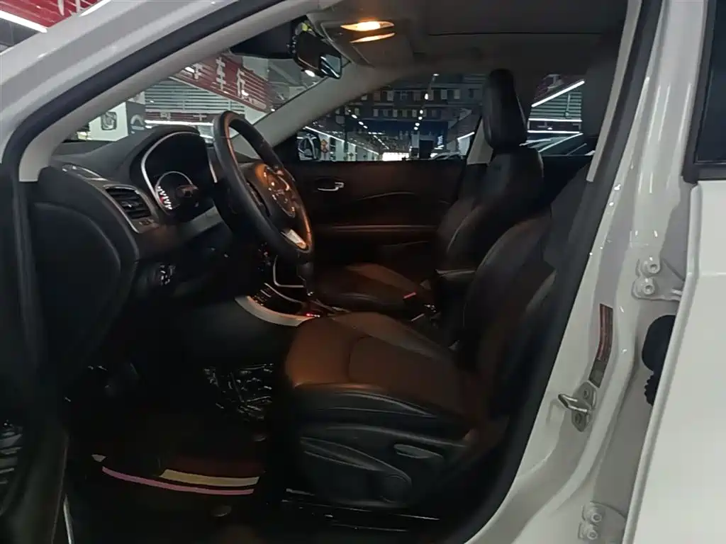 Jeep Compass — фото 15