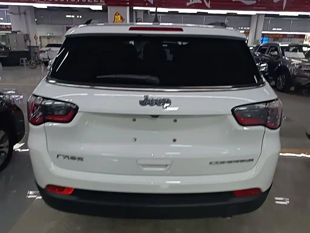 Jeep Compass — фото 6