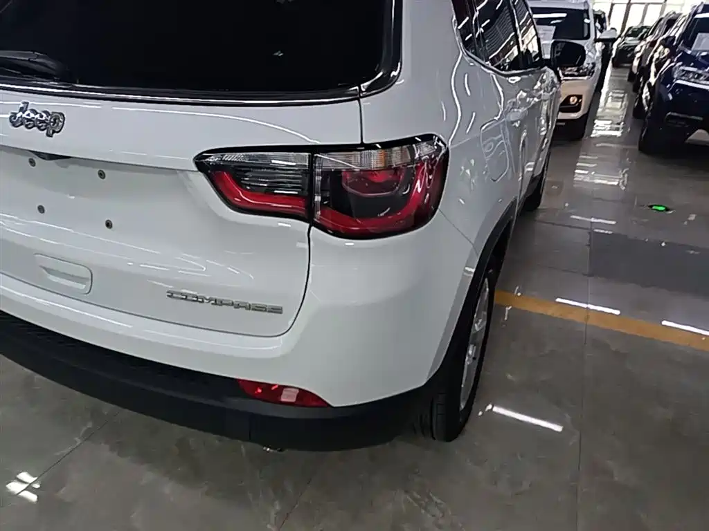 Jeep Compass — фото 8