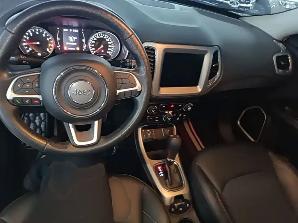 Jeep Compass — фото 10