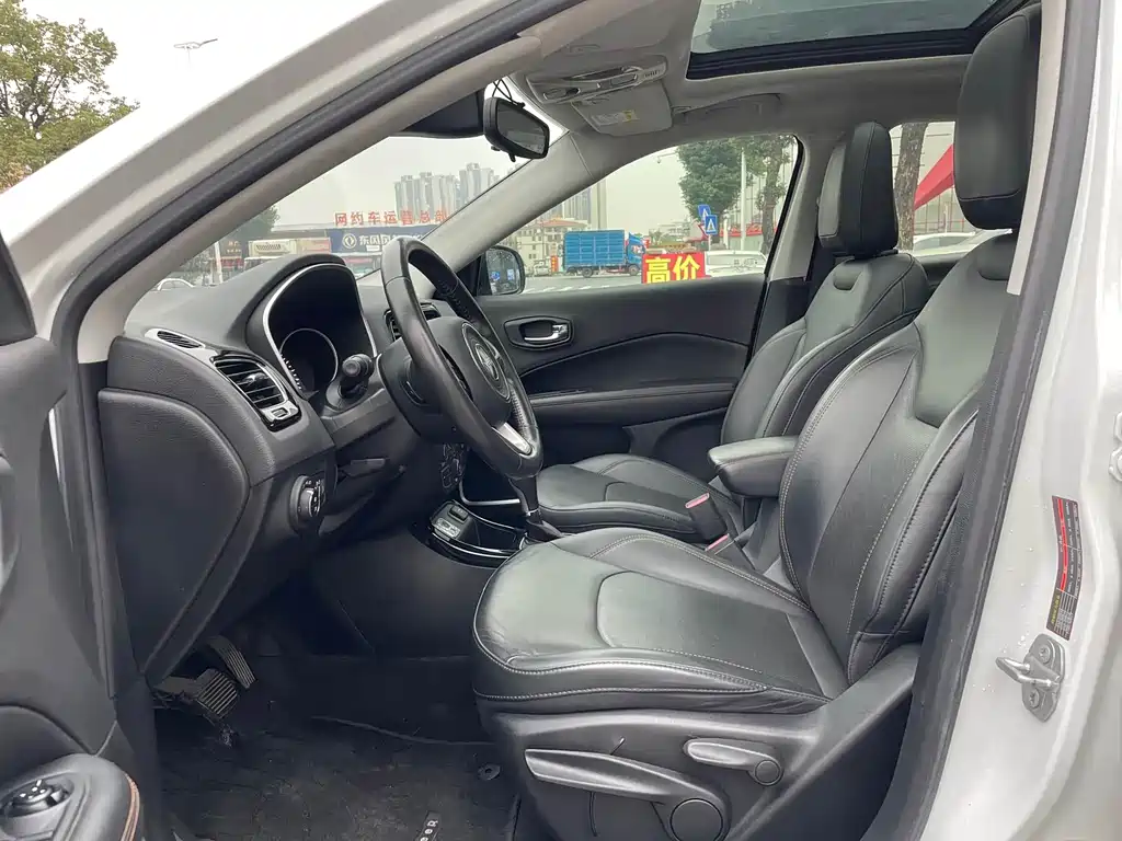 Jeep Compass — фото 4